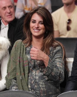 Penélope Cruz en un partido de baloncesto 