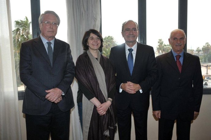 De la Torre junto a miembros del comité organizador del II Foro Euro-Árabe