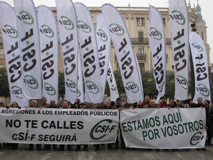 Concentración de delegados de CSIF en defensa de los empleados públicos, en Zara