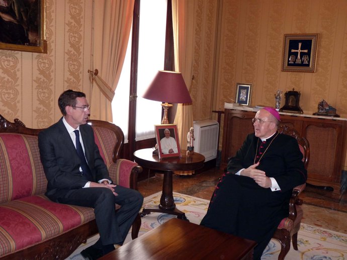 Antonio Clemente conversa con monseñor Carlos Osoro.