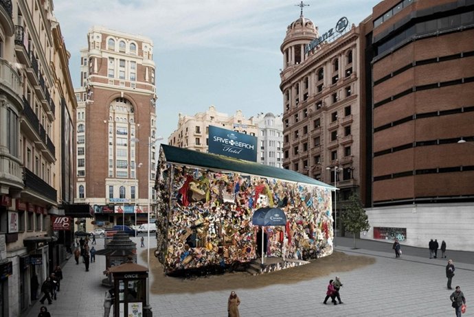 PRIMER HOTEL DEL MUNDO HECHO CON BASURA ABRE EN MADRID (Callao) 20 Enero 2011 A 