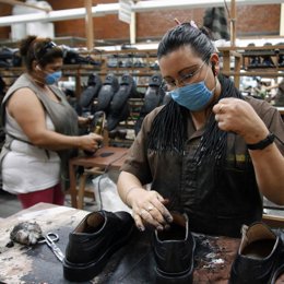 Trabajadoras con zapatos