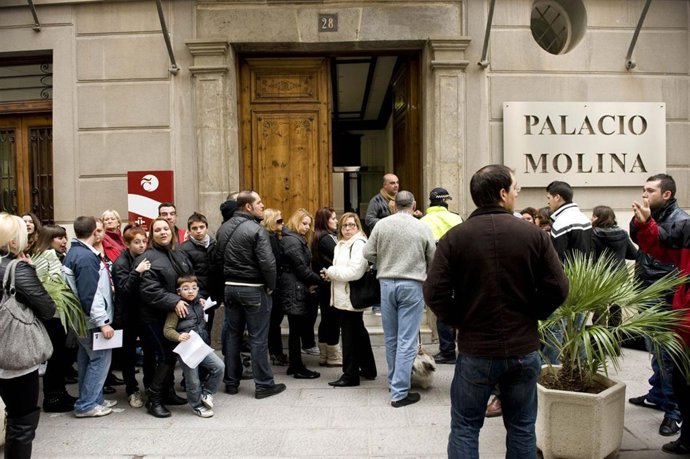 Colas para el casting de la última película de Alex de la Iglesia