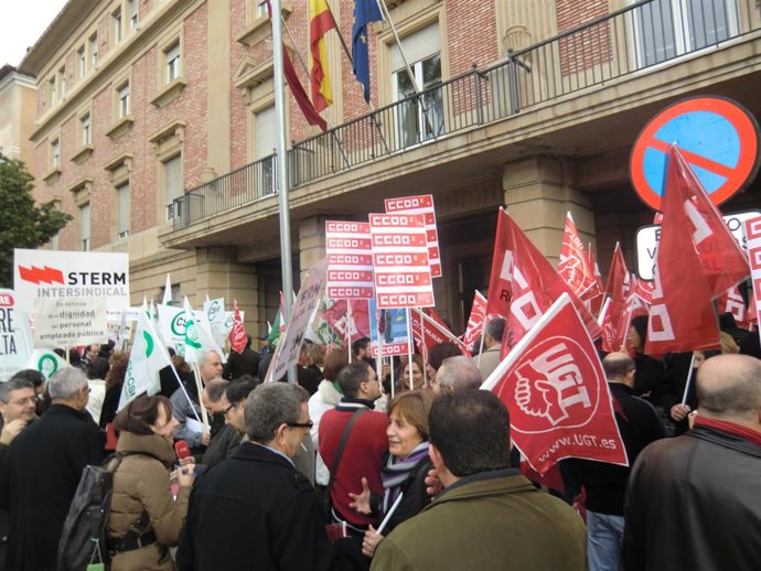 Concentración a las puertas de la Consejería de Economía