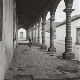 Niña corriendo en un portal de Jalisco, fotografía de Juan Rulfo
