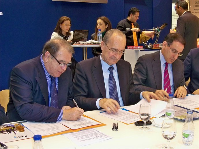 El alcalde de Málaga, Francisco de la Torre, en el centro, durante la firma con 