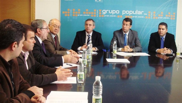 Reunión que Juan Carlos Ruiz  ha mantenido con la 'Plataforma contra el Entubami