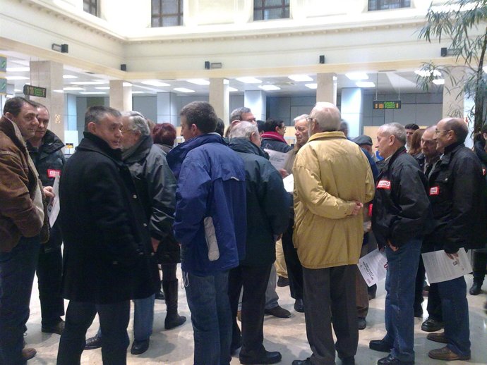 Un centenar de delegados sindicales se concentra en la sede del INSS en Valladol