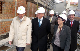 Paulino Plata visita las obras del espacio escénico de la localidad granadina de