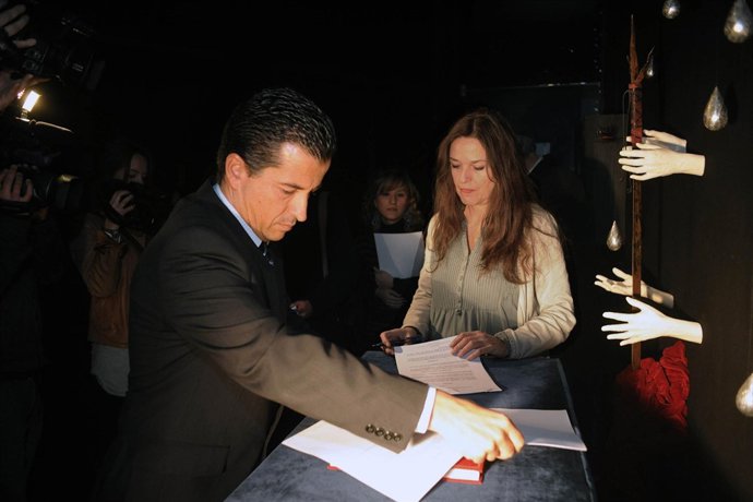 Ouka Leele y Rafa Miró durante la firma del convenio 