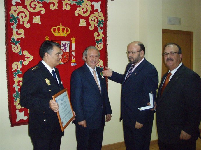 NP Y FOTOGRAFÍA: El Subdelegado Entrega La Medalla Mérito Policial Al Presidente