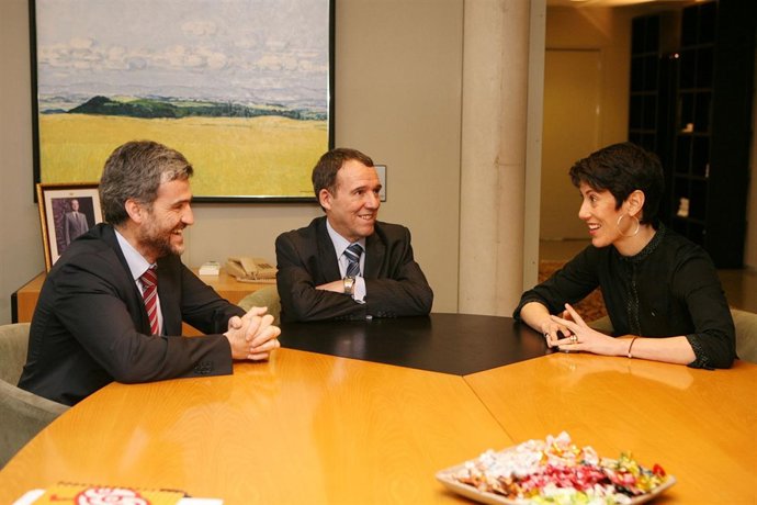 La delegada Elma Saiz, con el rector Julio Lafuente y el vicerrector Alfonso Car