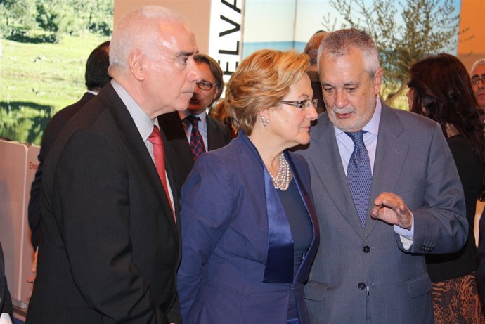 Griñán, junto a la presidenta de la Diputación de Huelva, Petronila Guerrero, y 