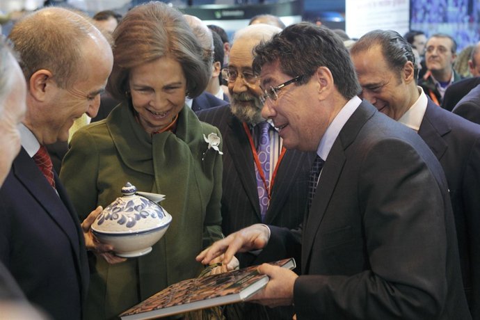 El consejero aragonés de Industria ha entregado a Su Majestad la Reina Doña Sofí