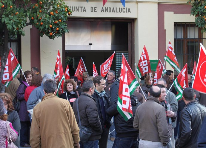 Concentración de delegados sindicales en UGT y CCOO