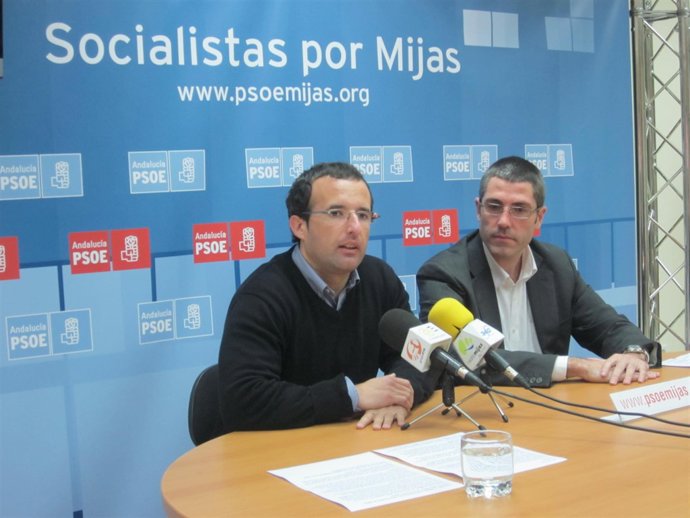 El secretario de Organización del PSOE de Mijas, Nicolás Cruz, y el secretario l