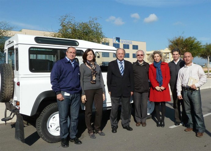 Entrega de un vehículo de Endesa a la Fundación Nazaret