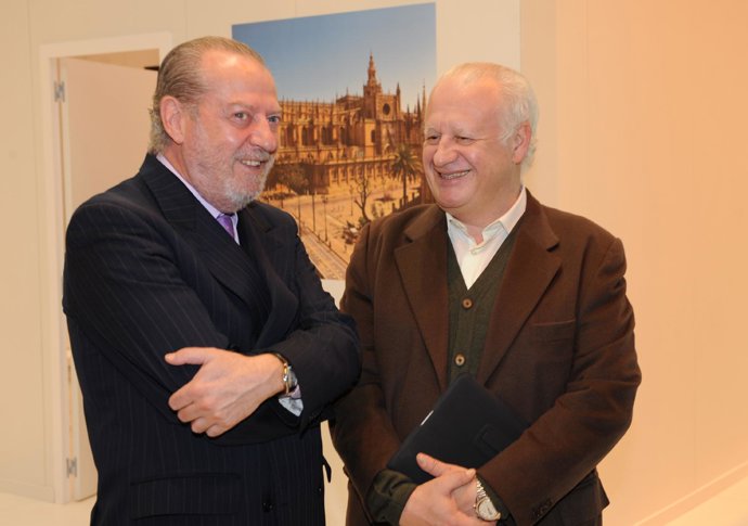 El presidente de la Diputación de Sevilla, Fernando Rodríguez Villalobos, recibe