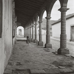Niña corriendo en un portal de Jalisco, fotografía de Juan Rulfo