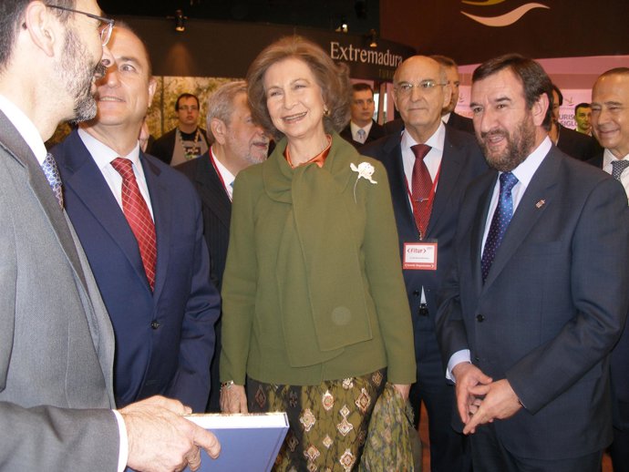 La Reina Doña Sofía visita el stand de Navarra en Fitur.