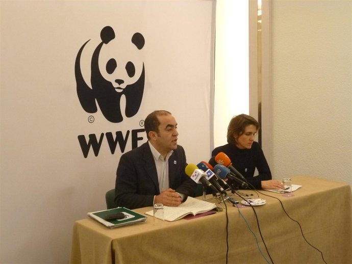 El secretario general de WWF, Juan Carlos del Olmo, y la responsable del Prorgra