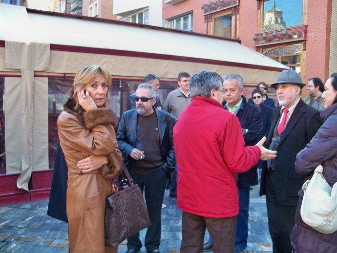 El padre del consejero con gafas de sol oscuras