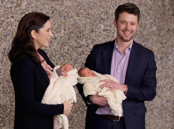 Los Príncipes de Dinamarca con sus mellizos