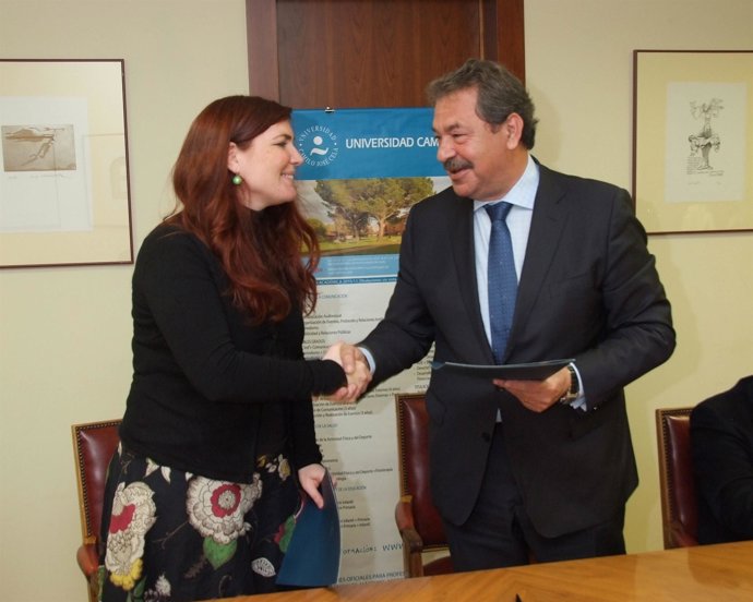 Coordinadora General de Fundación para la Diversidad y Rector de la Universidad 