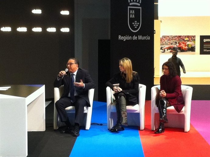 El alcaldede Molina inaugura el stand en Fitur
