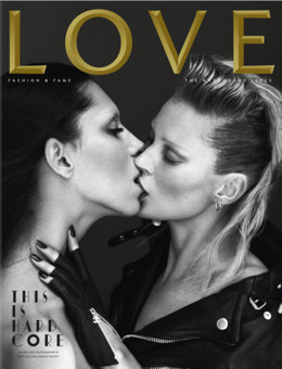 Kate Moss y la modelo transexual Lea T besándose en Love Magazine
