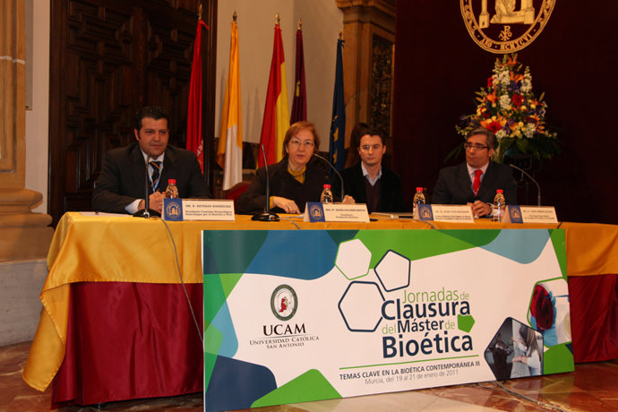 la profesora titular de Bioética de la Universidad, y directora del Máster Ofici