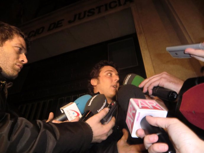 El abogado de José David, Carlos Moral, a la salida de los juzgados tras conocer