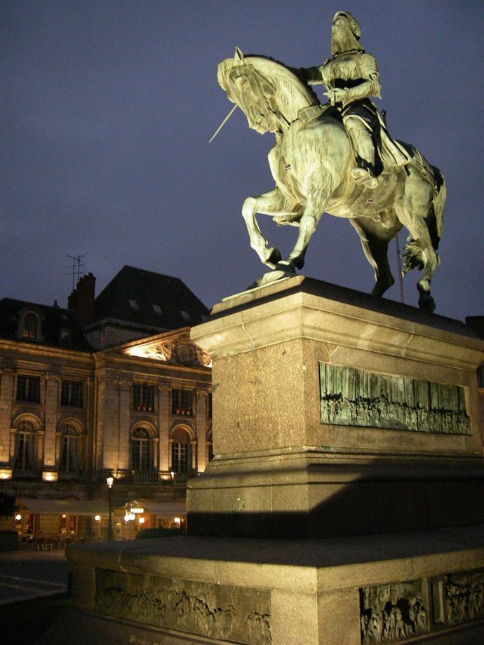 Estatua ecuestre de Juana de Arco en el centro de la ciudad