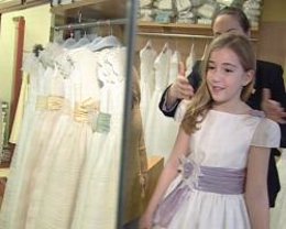 Una empresa vende vestidos de comunión anticrisis