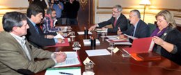 Momento de la reunión entre el Gobierno andaluz e IULV-CA