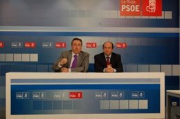 Aldama y Urquía durante una reunión informativa en la sede del PSOE