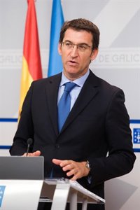 Feijóo señala que una cosa es "recibir a un sector", como Rajoy a Farmaindustria, y otra "seguir sus dictados"