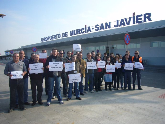 Los trabajadores de Aena en el aeropuerto de San Javier