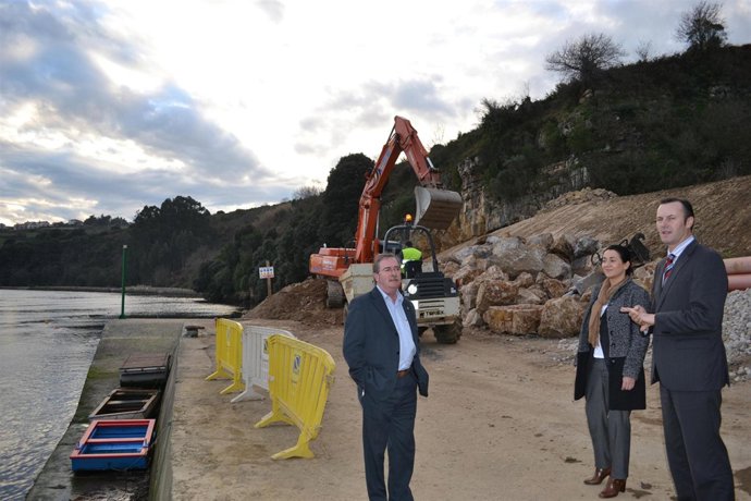 El regionalista Guillermo Blanco visita a las obras del carril bici de Suances