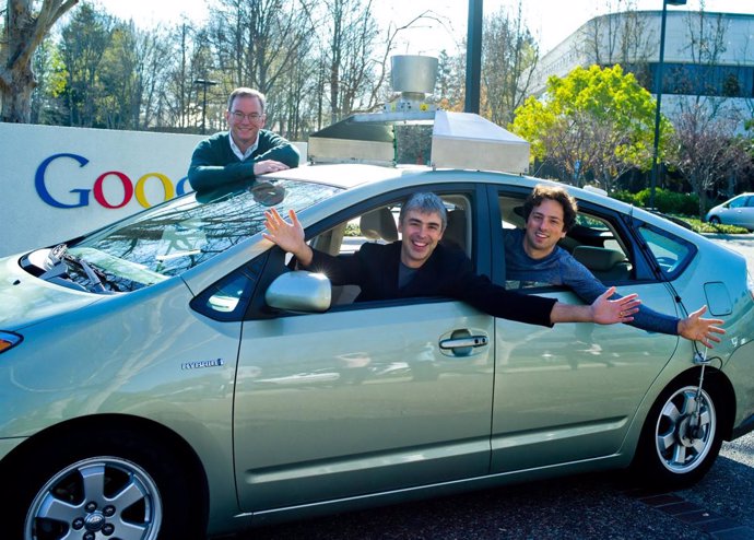 Los tres fundadores de Google, frente a la sede de la empresa.