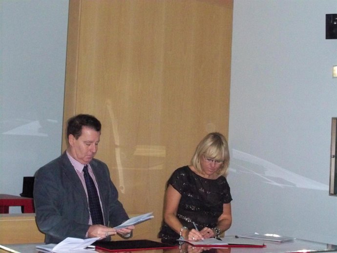 El consejero Jerónimo Blasco y la vicerrectora Pilar Zaragoza firmando el conven