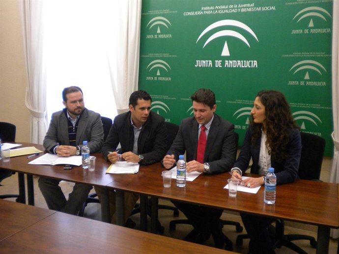 El IAJ y AJE firman un acuerdo para fomentar el uso del carné joven