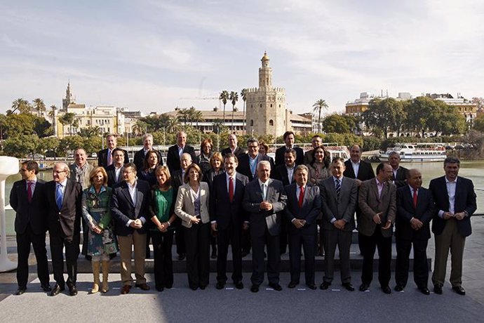 Rajoy y Arenas con los alcaldes y candidatos municipales del PP-A