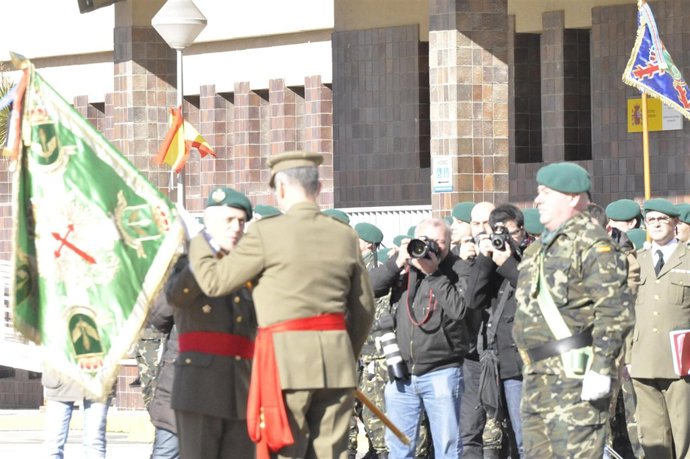 El general Corres recibe el estandarte de la Brigada