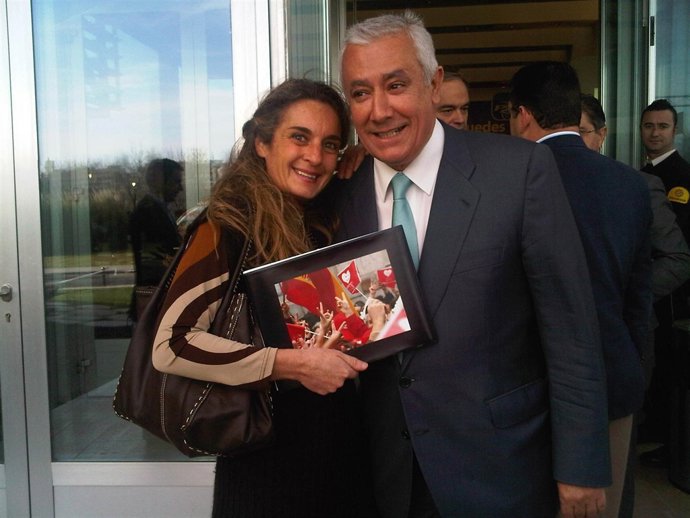 La portavoz de Derecho a Vivir Sevilla con Javier Arenas