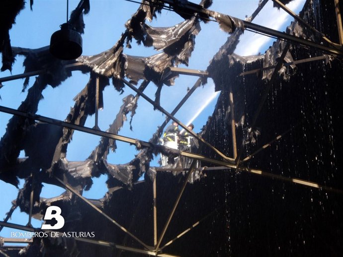 Estado en el que quedó el techo del taller de Barros (Langreo) tras el incendio.