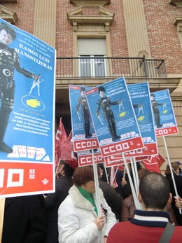 Imagen del cartel de CCOO retirado