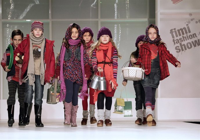Modelos infantiles desfilan en la pasarela Fimi Fashion Show.