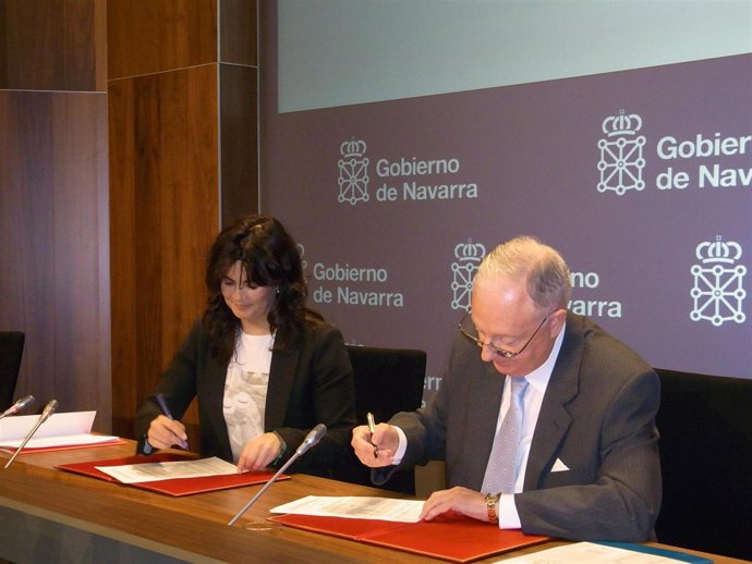 La consejera García Malo y el presidente de CEOMA, José Luis Méler, firman el co