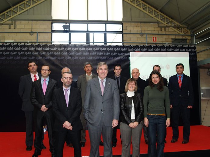 El consejero Roig con los promotores de las nuevas empresas que operan en los vi